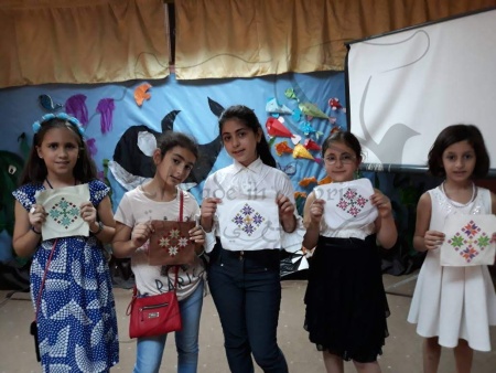 Пример участников социальной акции для Сирии - принимают дети