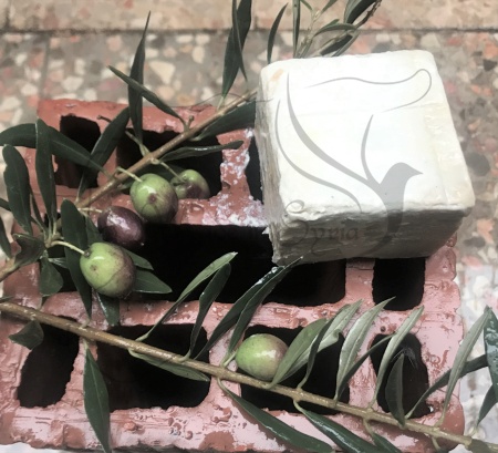Свежее оливковое мыло East Nights осень 2019